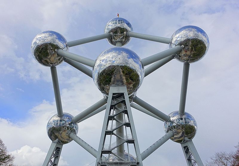tag ur self I'm the Atomium