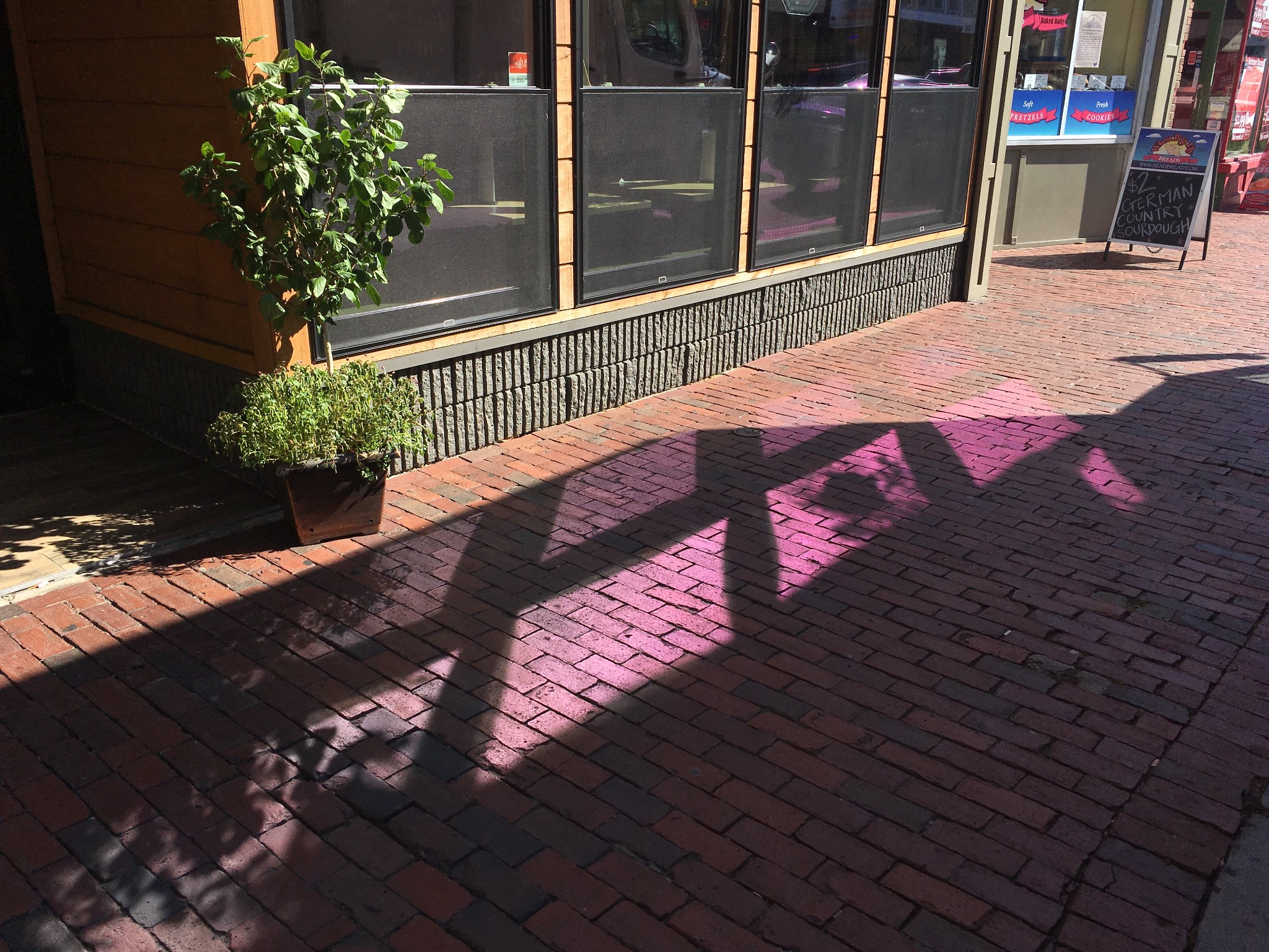 Meju has windows that reflect purple light when viewed from one direction, but not from the opposite