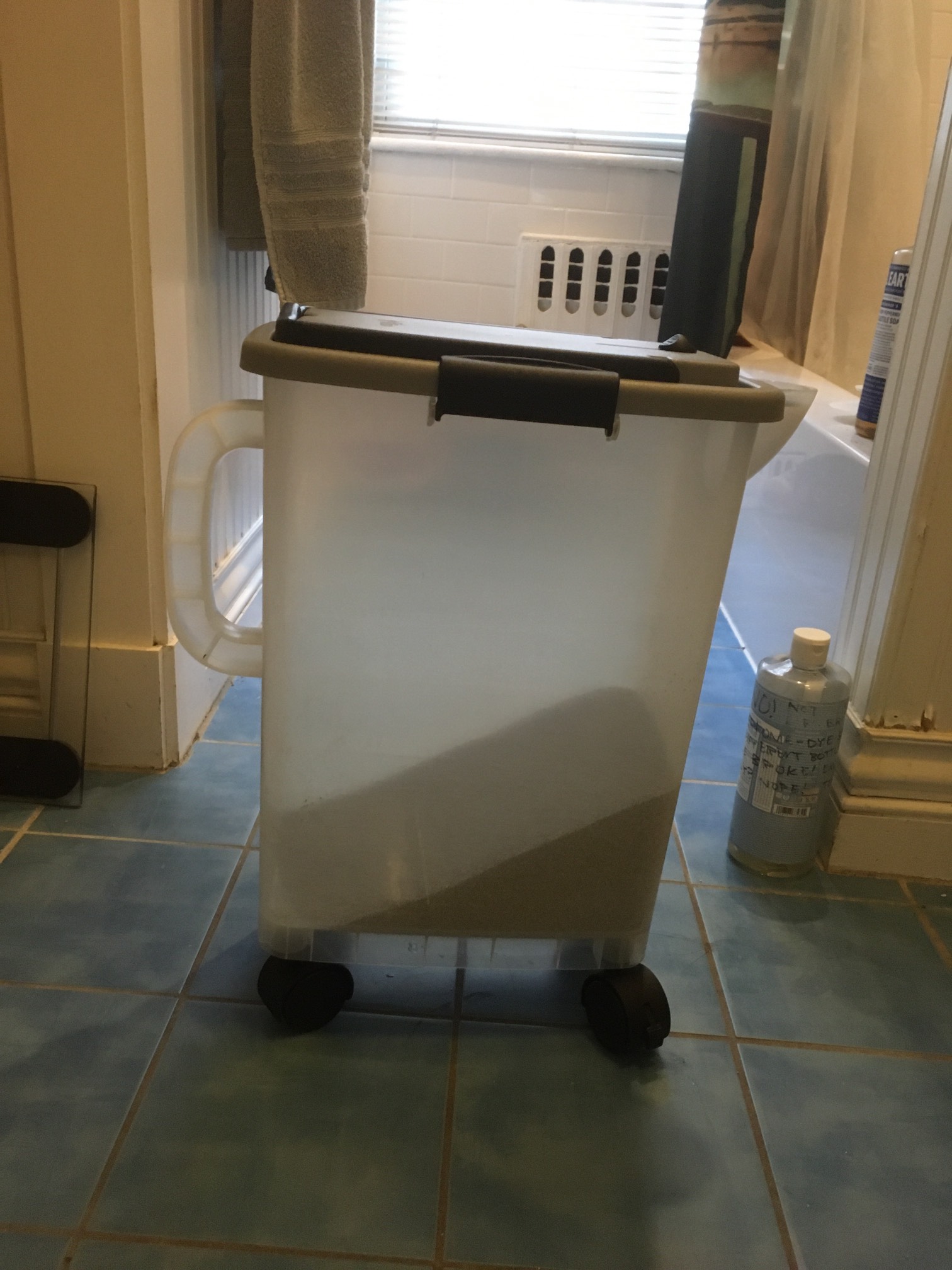 This is a giant pitcher full of cat litter on wheels. Strangely, it’s genuinely helpful.