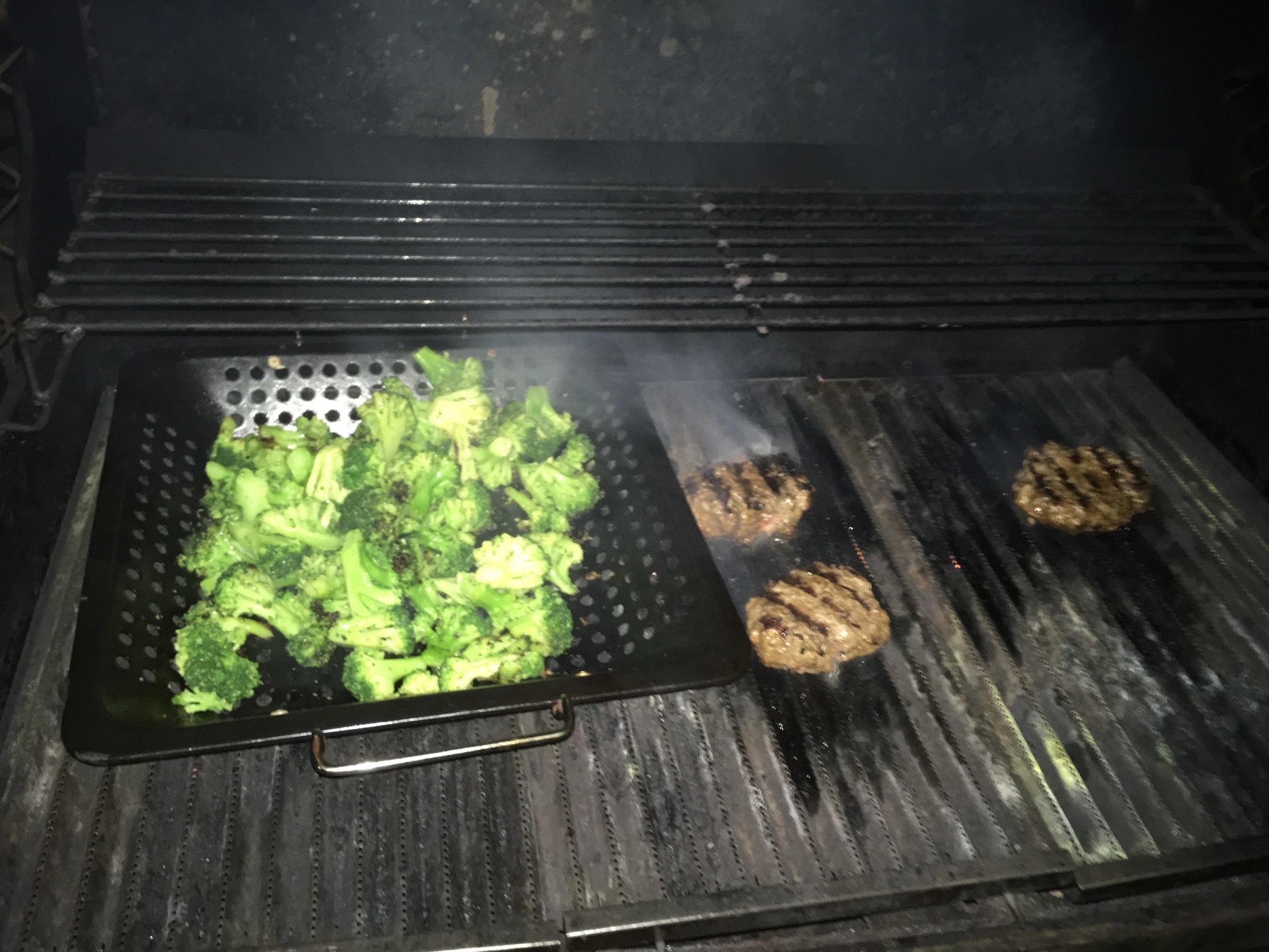 ♪ Grilling in the dark ♪ 
