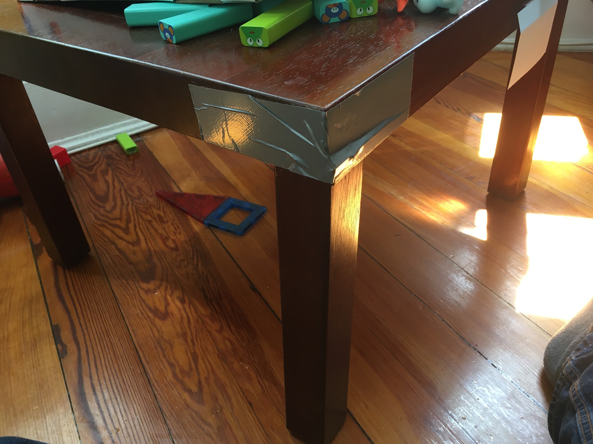 Looks shitty, but the table now does not wobble. At the level at which I play the game of home repai