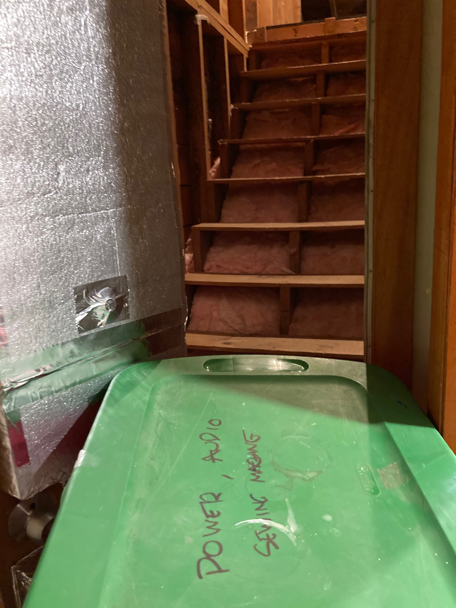 My great idea to store empty tubs in the attic was blocked.