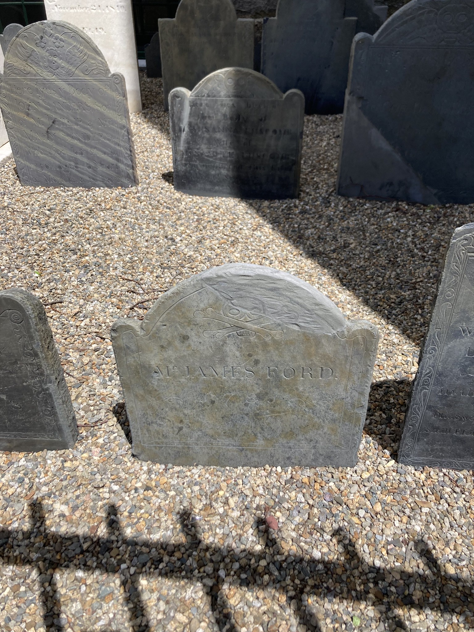 Tombstone with bones over skull