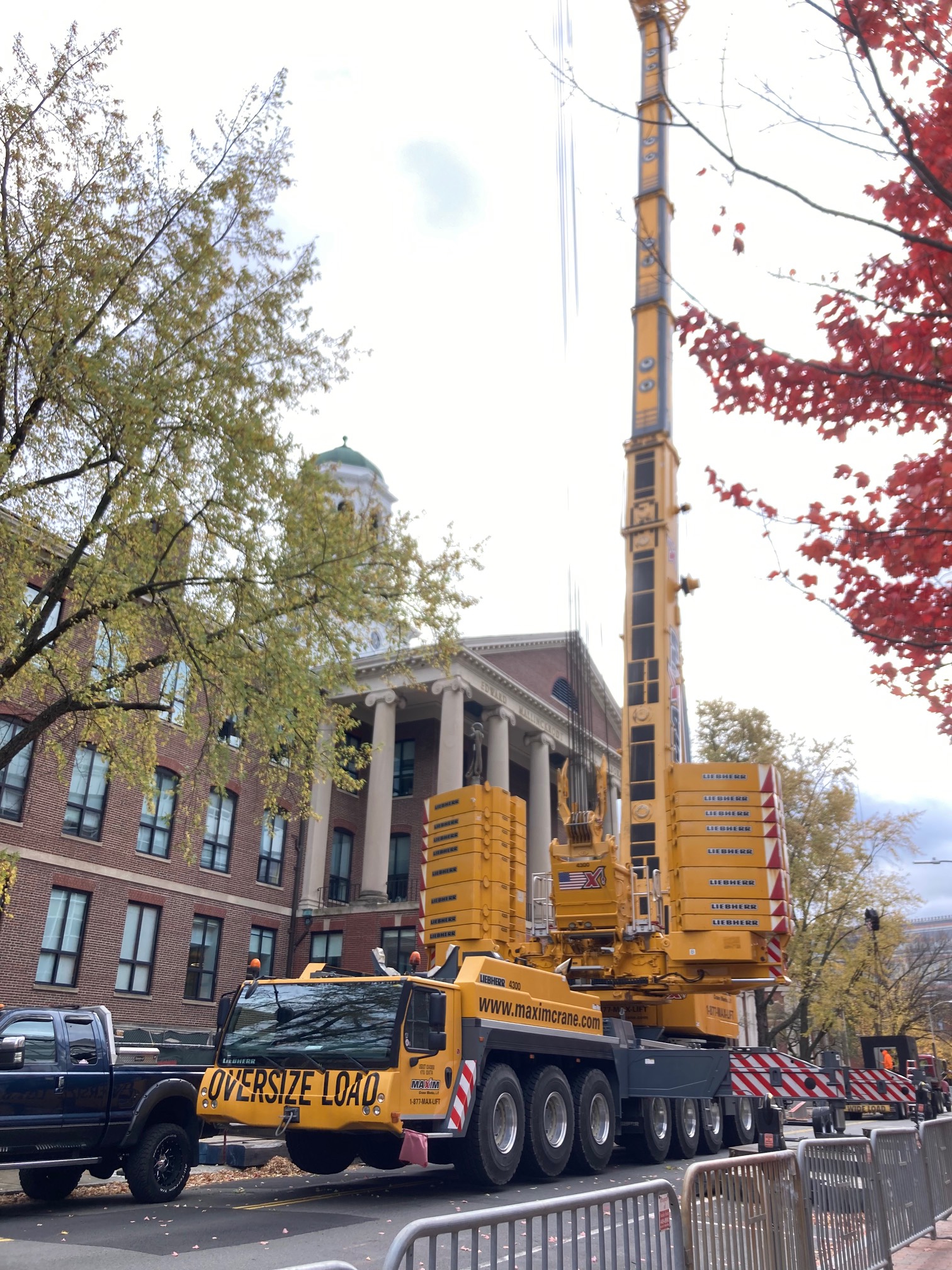 Crane vehicle with many wheels 