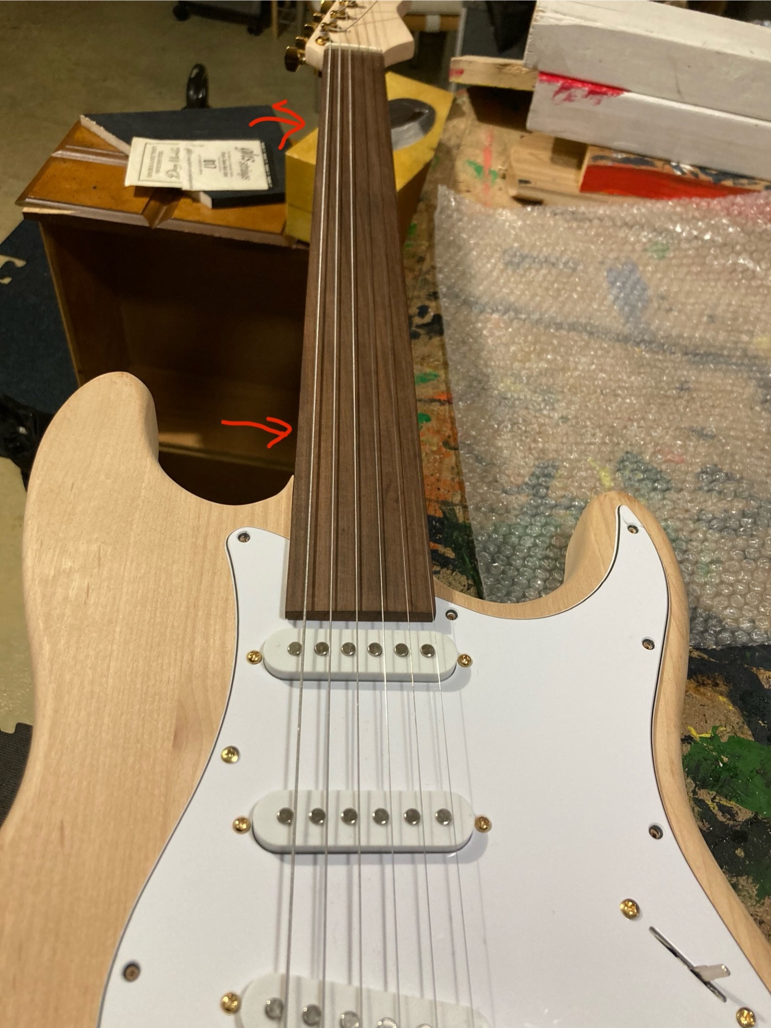 Dag, just noticed the neck lists to the right. The holes for attaching the neck were pre-drilled, wh