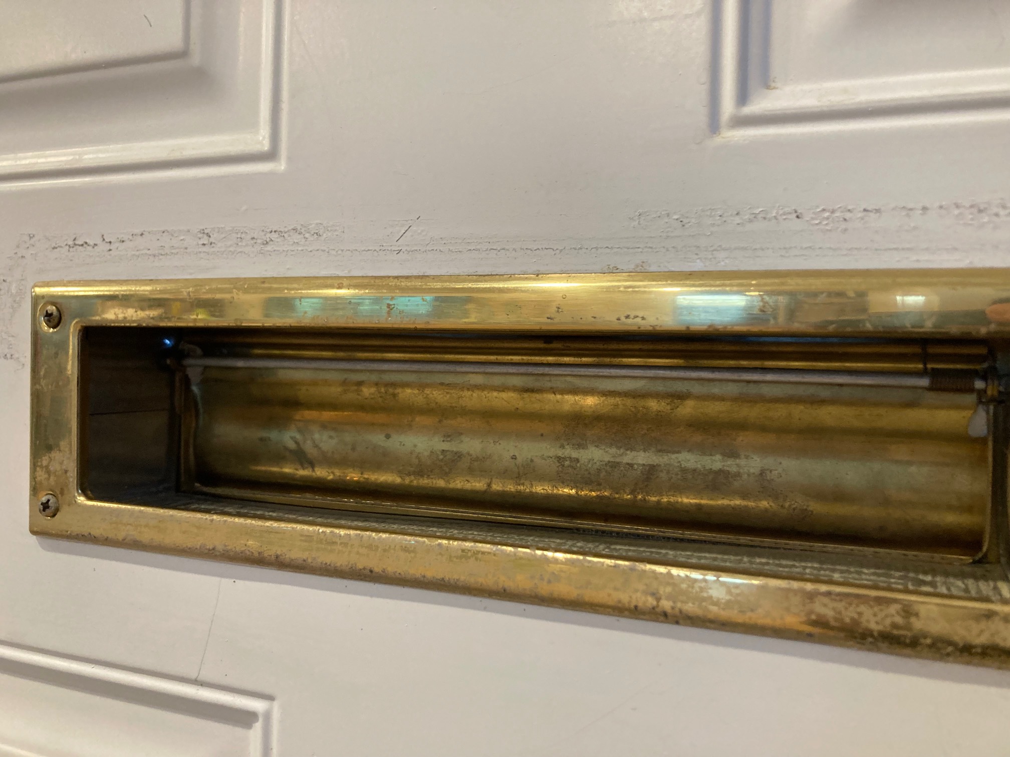 Mail slot with one light leaks