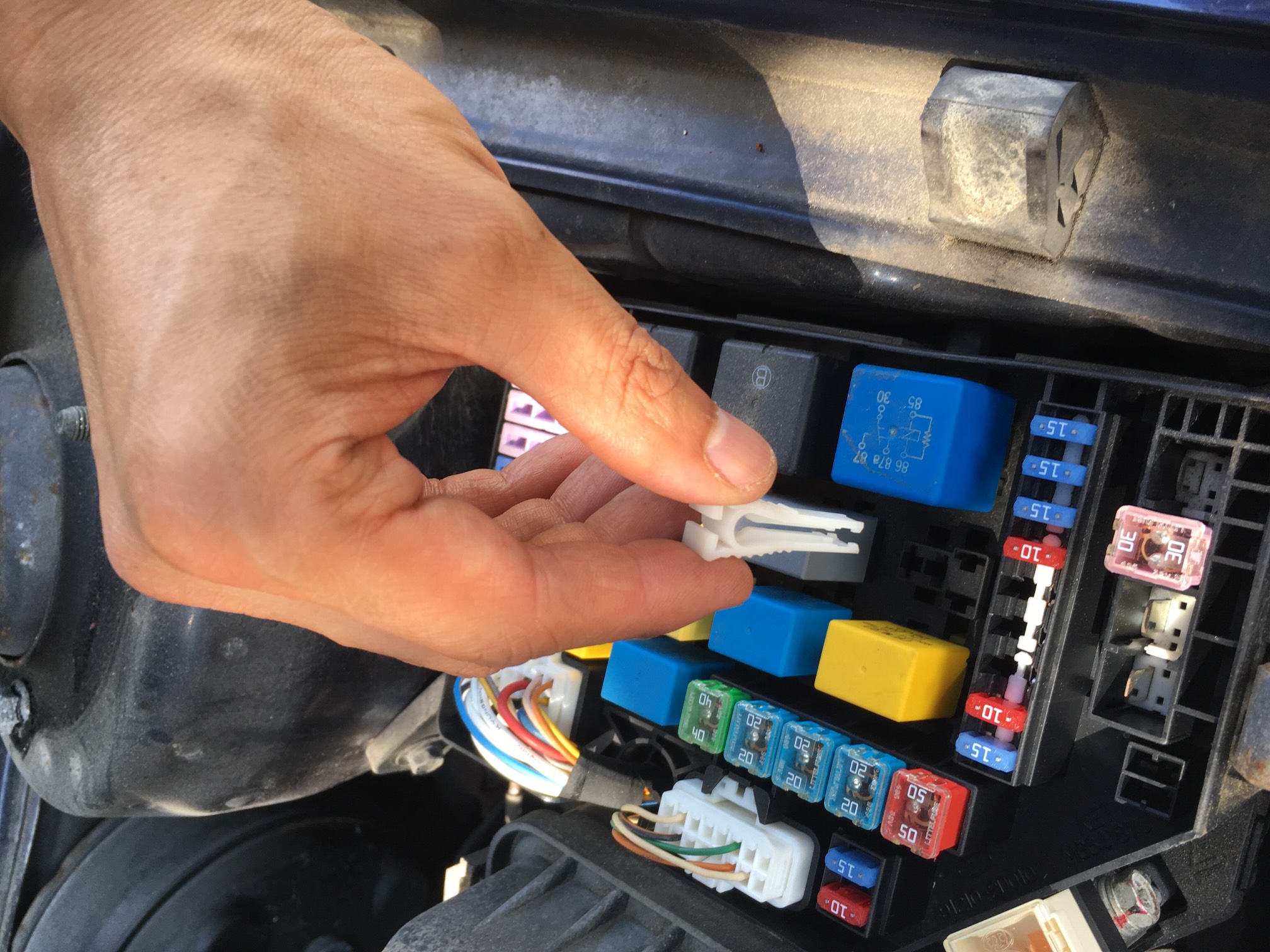 I'm always tickled to see this little fuse cover removal tool included with the fuses. But always di