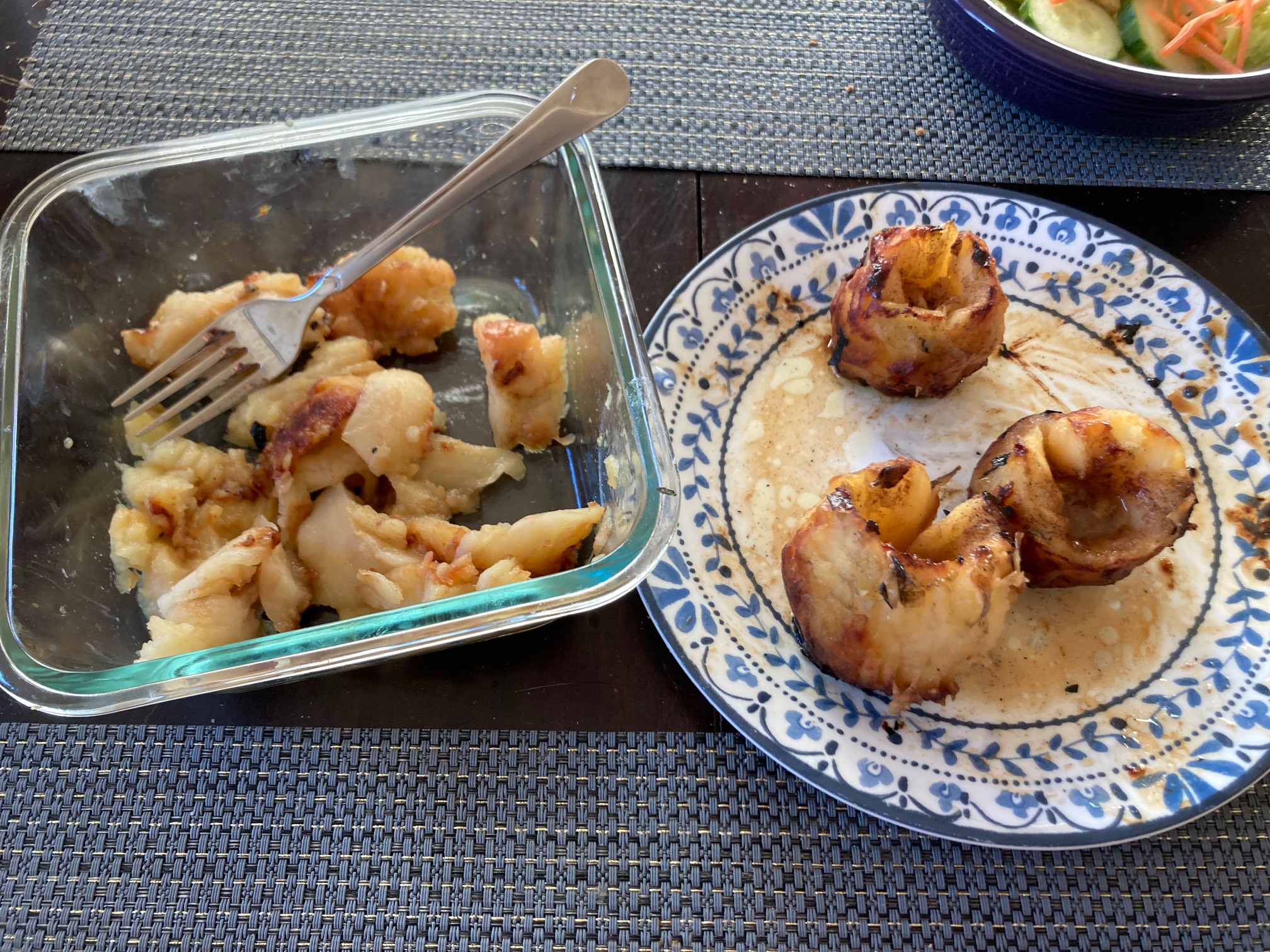 Grilled apples in bowl and plate