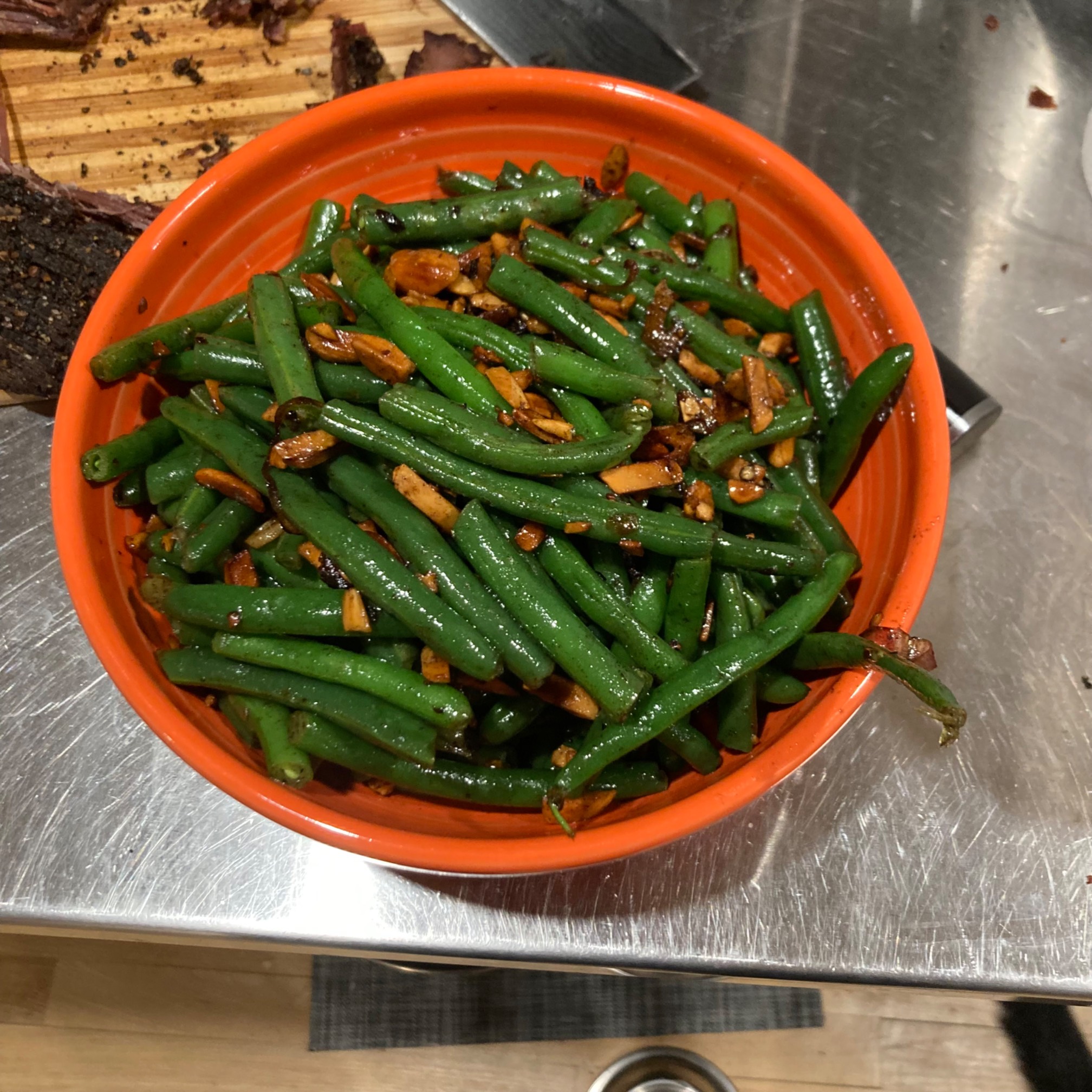 Green beans and almonds in a bowl
