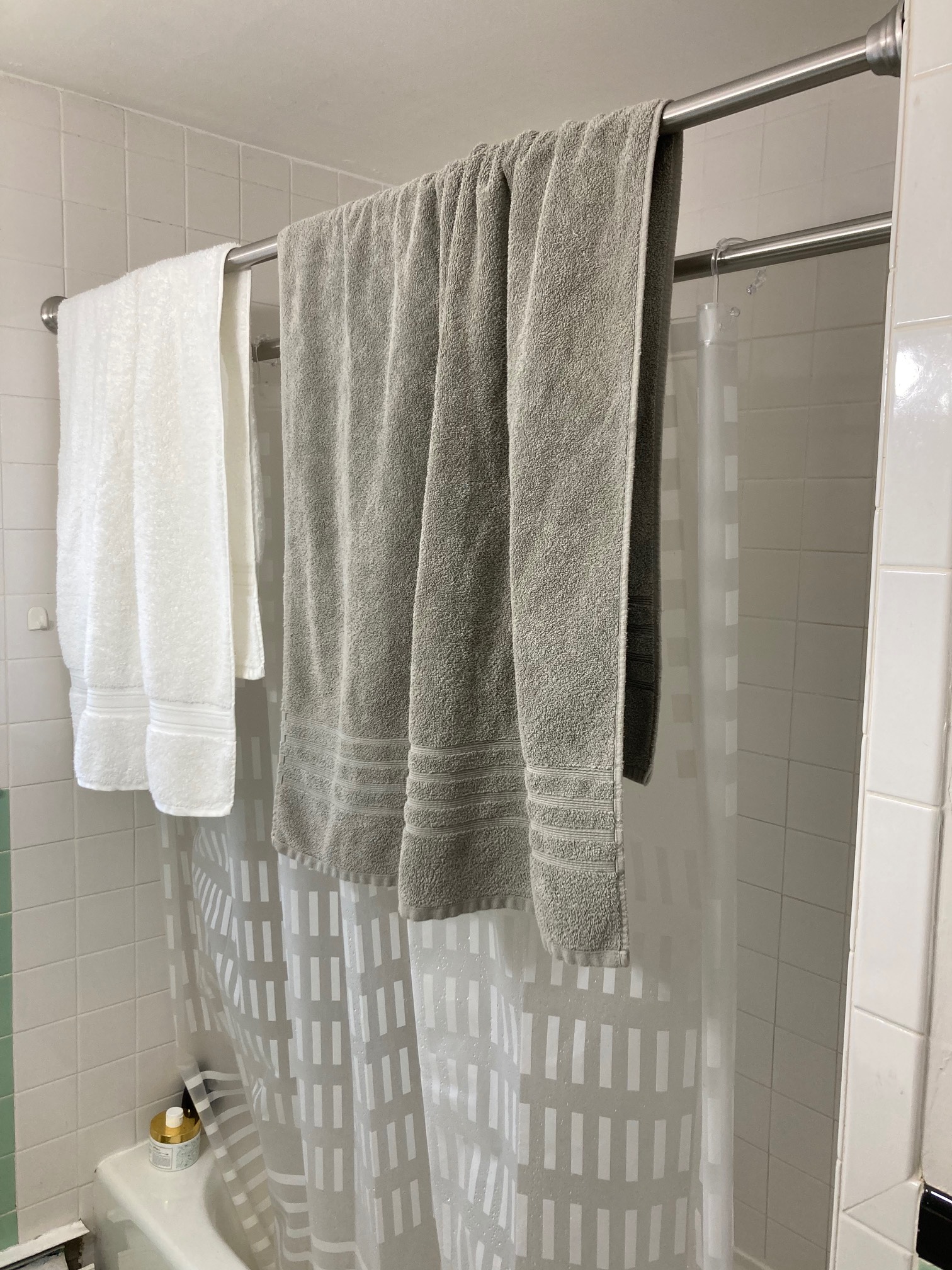 OK, I have put the double shower rod lifehack into effect! Two additional towels can be hung!