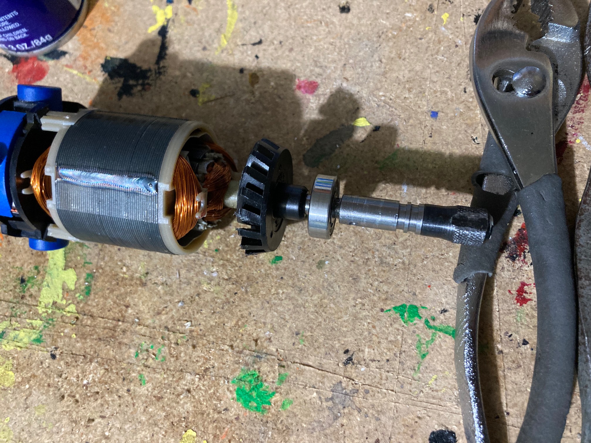 I tried to finally get the collet nut unstruck from the dremel, but WD-40 and pliers didn’t work. Th