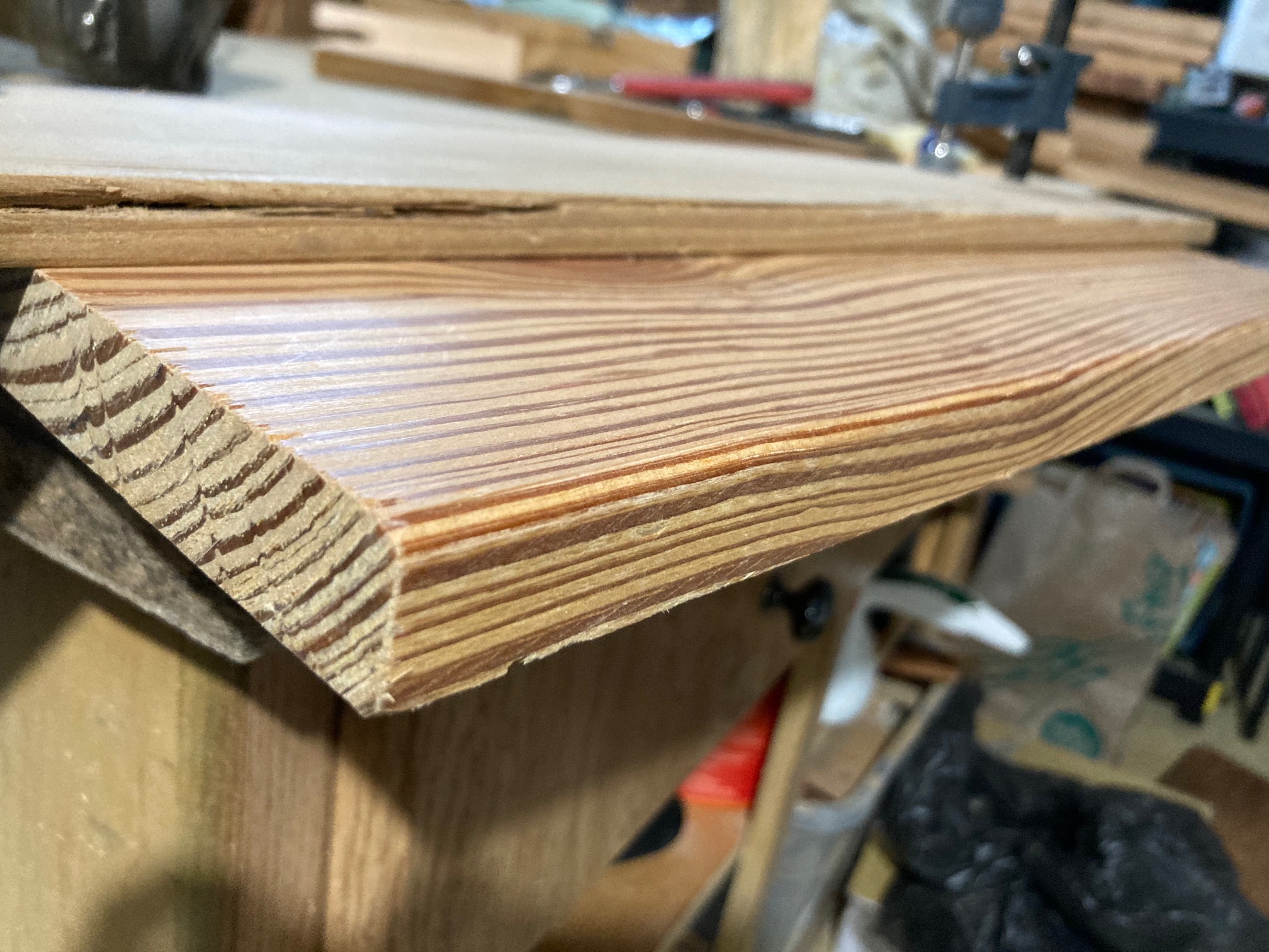I’ve verified that my Goodwill router does indeed round edges. One thing it does not do is take anyt