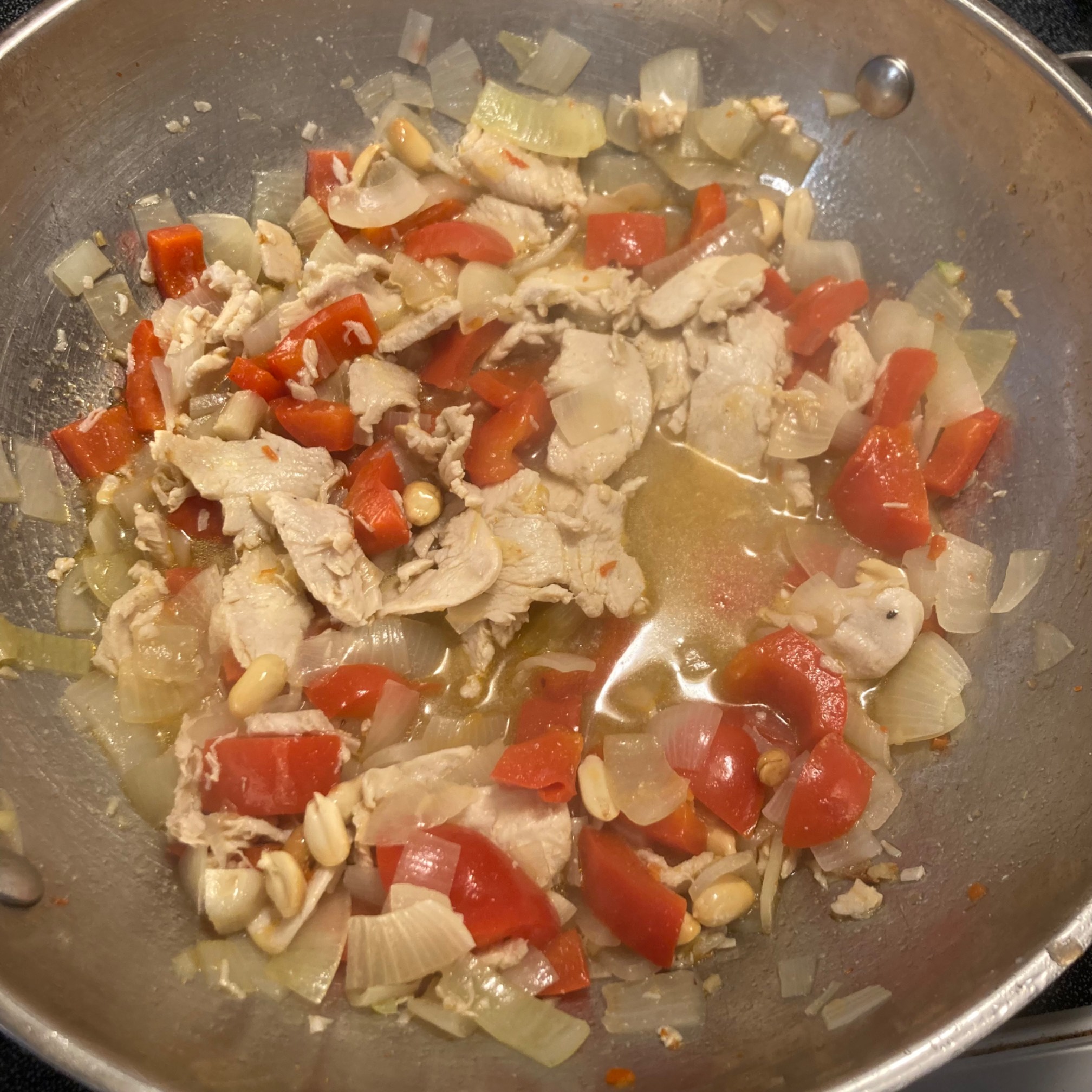 Thai-style chicken with onions, peppers, and peanuts