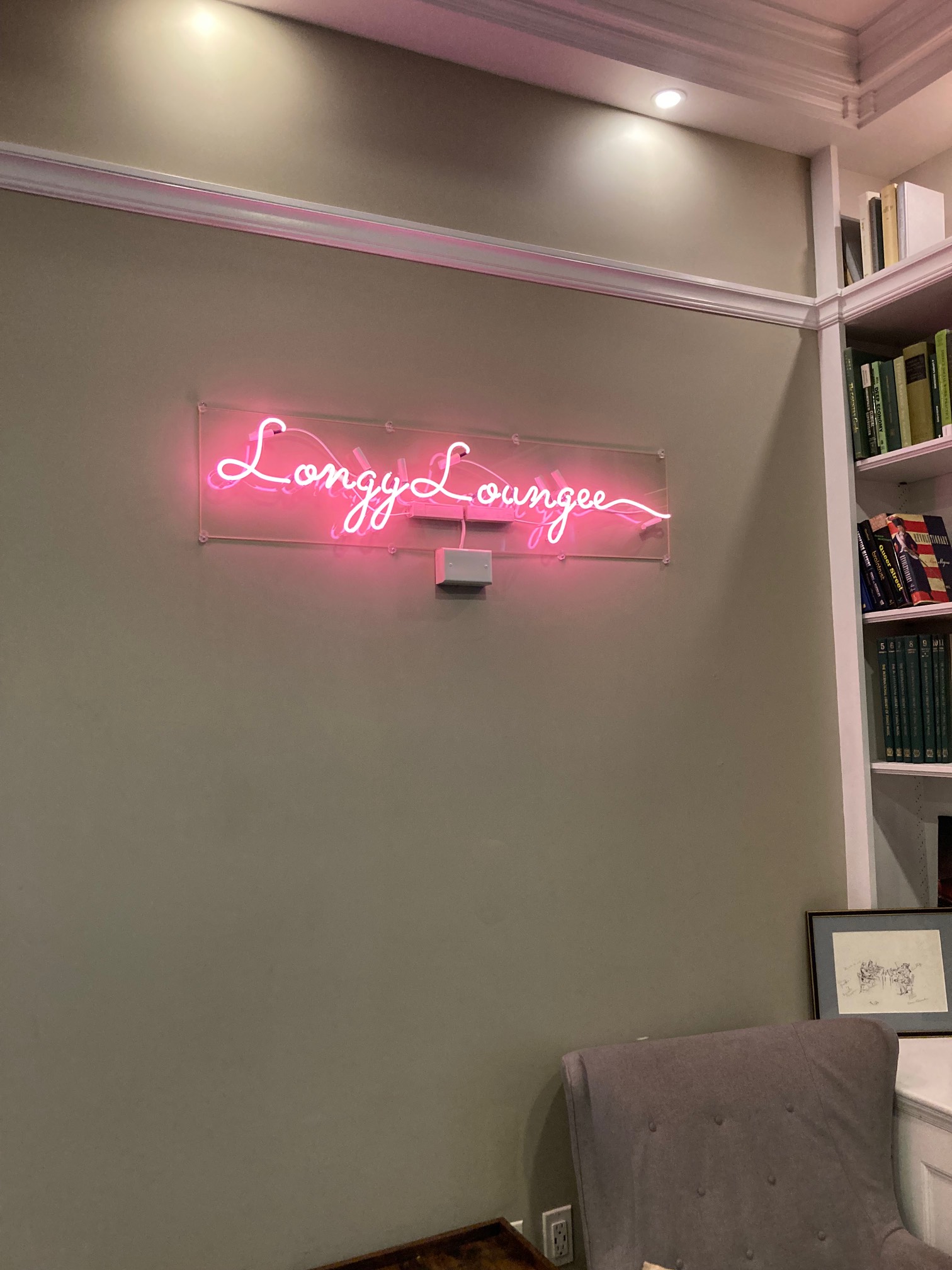 Neon sign that says Longy Loungee