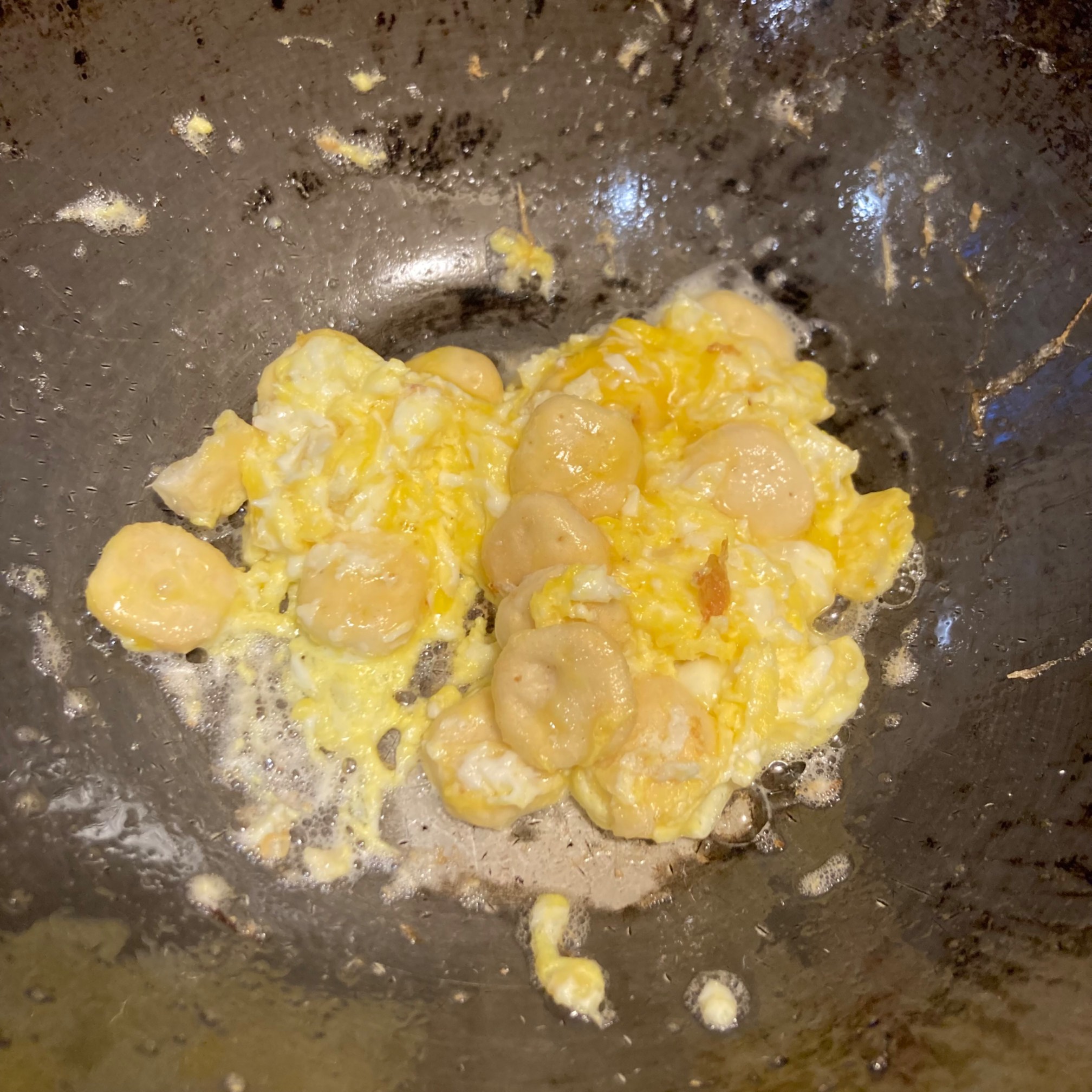 Scrambled eggs with oyster crackers in them